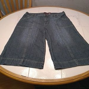 Wide leg Blue jean capris.     38